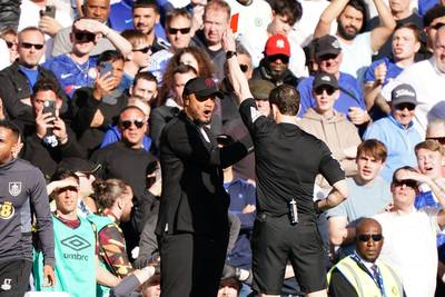 “You f*cking cheaters!”: woeste Kompany weggestuurd na dubieuze penalty, maar tienkoppig Burnley pakt punt op Chelsea