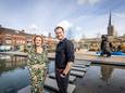 Monique Otto en Jim Korf van Hengelo Promotie op het vernieuwde plein. „Wij hebben nagedacht over het concept maar het zijn de verenigingen en evenementenorganisaties die hier het programma neerzetten.”