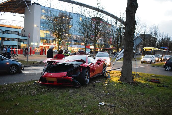 Ongeval met een Ferrari 488 gtb naast het stadion van FC Utrecht.