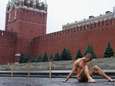 Un Russe cloue ses organes génitaux sur la Place Rouge