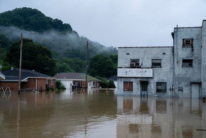 Het water in de straten van Jackson in Kentucky.