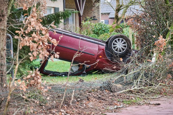 Auto belandt op dak in tuin aan de Gilzeweg in Bavel.