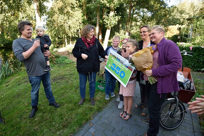Wethouder Hilde Niezen reikt jaarlijks de Goudse Groenprijzen uit. In 2018 deed ze dat onder meer aan het Tulpenpad.