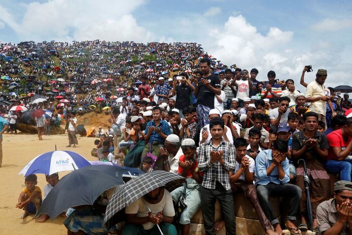 Duizenden Rohingya's namen vanochtend deel aan een gebedsdienst in het kamp Kutupalong in Cox’s Bazar in Bangladesh.