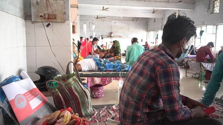 Het ziekenhuis in Bihar staat tussen de bouwvallen.  Beeld Aletta André