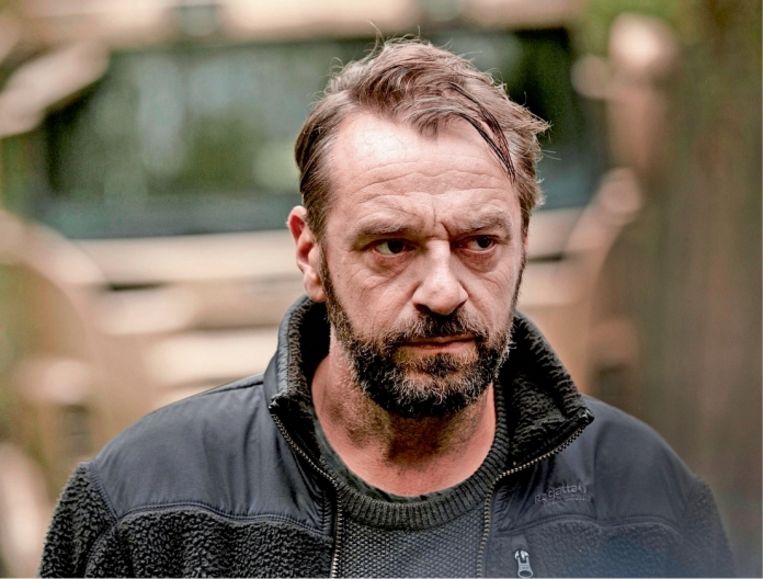 'Billy bleef drammen dat hij boten moest ophalen in de Caraïben en dat hij voor mij coke kon meenemen.' (Foto: Tom Waes als Bob Lemmens.)’ Beeld 
