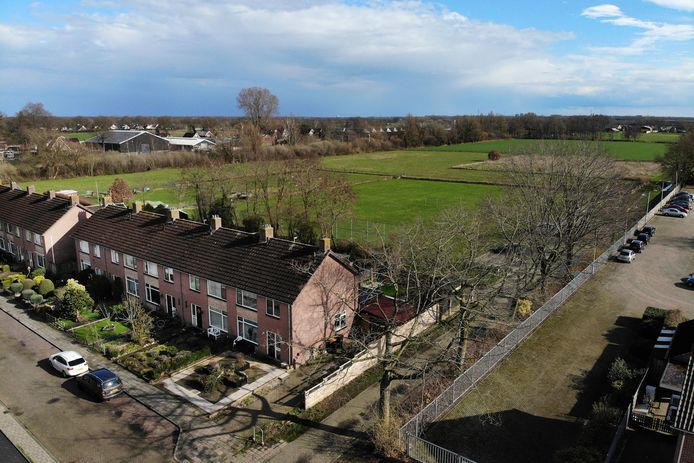 Op deze plek, achter de woningen waar nu een voetbalveld en speeltuintje liggen, wil Twenterand twaalf chalets plaatsen voor Oekraïners. De buurt verzet zich er tegen.