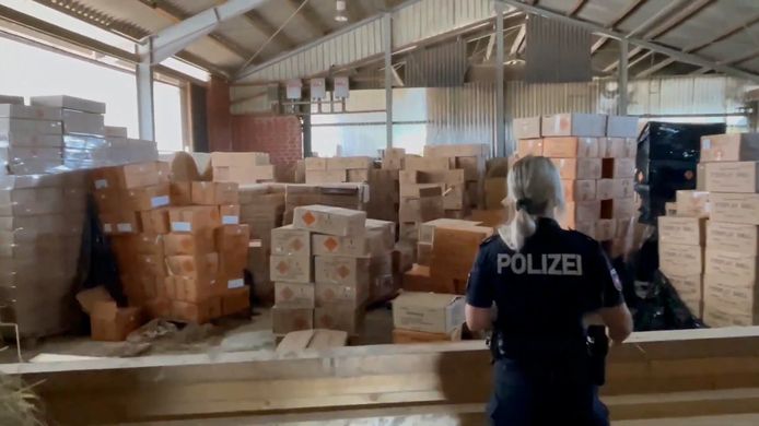 Explosief vuurwerk lag ook in boerenschuren metershoog opgestapeld.