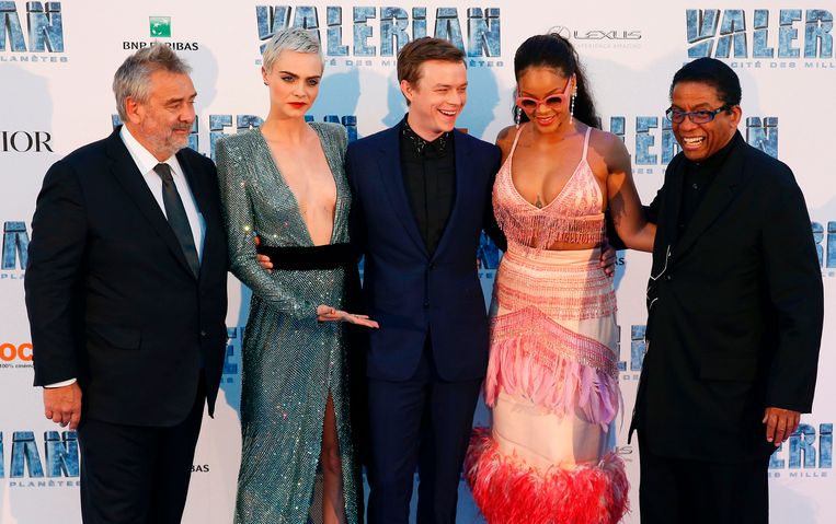Regisseur Luc Besson bij zijn acteurs Cara Delevingne, Dane DeHaan, Rihanna en Herbie Hancock. Beeld AFP
