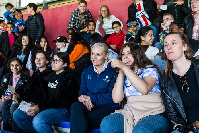 Suzanne Albregts maakt voor het begin van Willem II - Vitesse een praatje met de leerlingen van de Hubertusschool, die de winnende vlog voor de ‘Rabo Willem II Foodtour’.