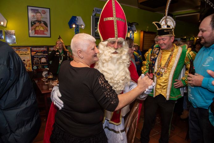 Sinterklaas bouwt feestje in café Den Dries in Wetteren.