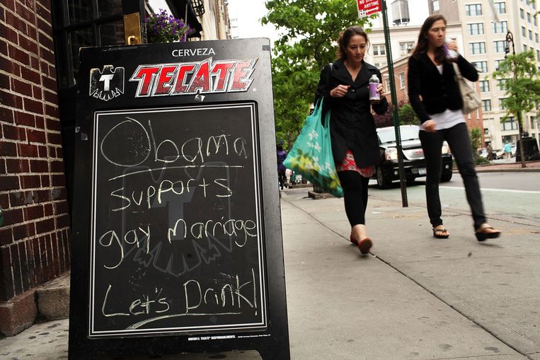 De Stonewall Inn in New York viert Obama's steun voor het homohuwelijk. Beeld afp