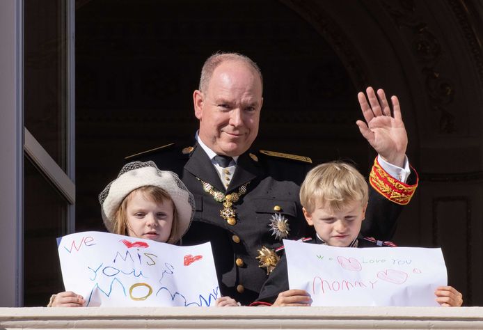 Prins Albert met zijn tweeling: prinses Gabriella en prins Jacques tonen blaadjes met teksten voor hun moeder.