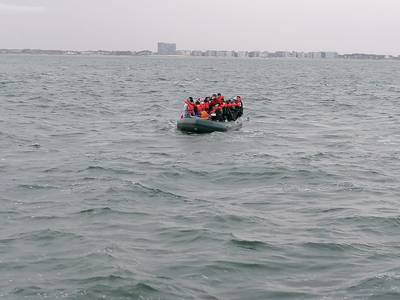 Mensensmokkelaars komen transmigranten oppikken met motorboot vanop de Noordzee, maar worden geklist door politie