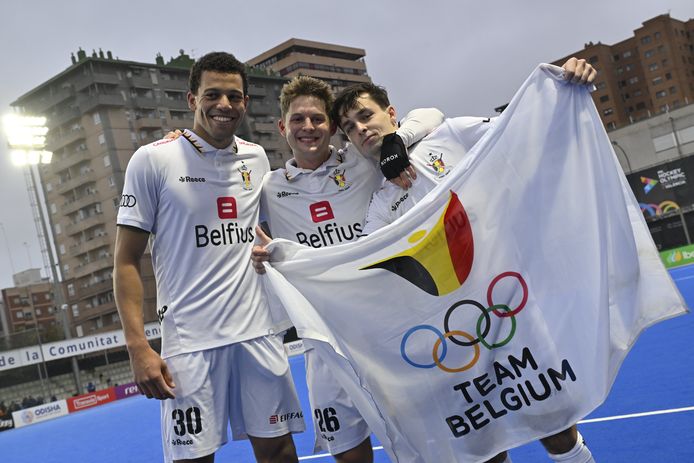 Nelson Onana, Victor Wegnez en William Ghislain poseren met de olympische vlag van Team Belgium.