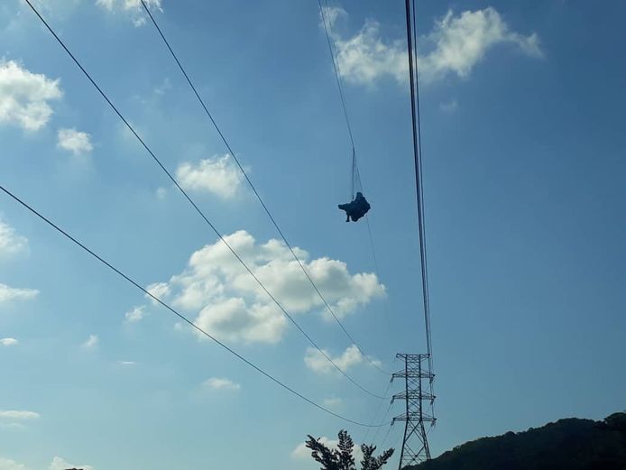De paraglider raakte verstrikt in de elektriciteitslijnen in Venezolaanse deelstaat Táchira.