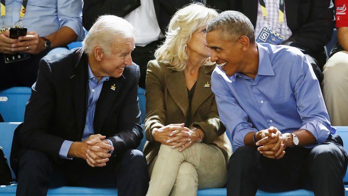 Biden met zijn vrouw Jill en ex-president Barack Obama.