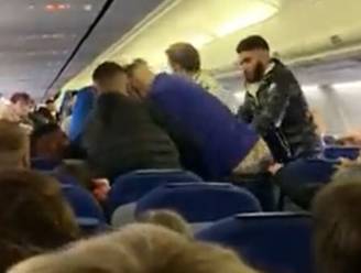 Videobeelden tonen hoe mannen vechtpartij starten op KLM-vliegtuig naar Amsterdam, zes Britten opgepakt bij aankomst