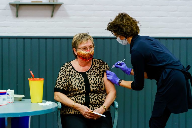 Een huisarts dient een vaccin toe in Bruinisse. Beeld ANP