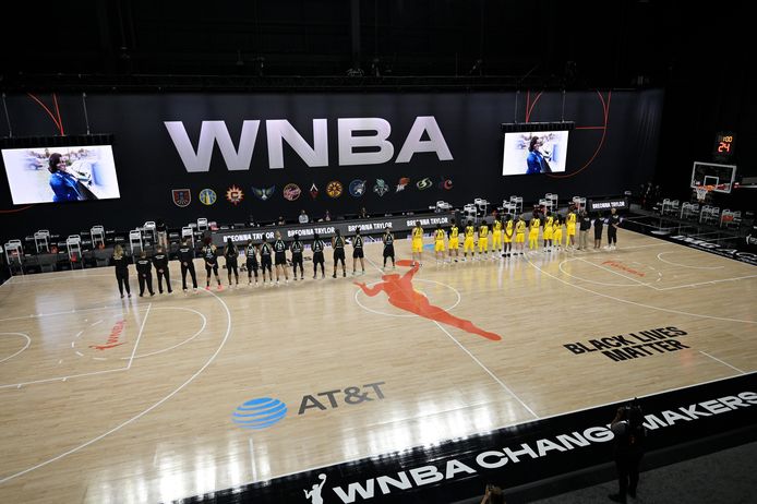 Basketbalsters van New York Liberty en Seattle Storm nemen een minuut stilte in acht voor Breonna Taylor.