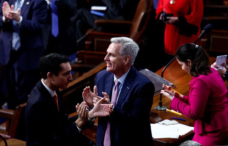 Kevin McCarthy applaudisseert voor een conservatief lid van het Huis tijdens een 12e stemronde. Beeld REUTERS