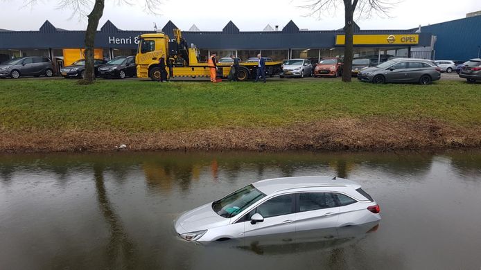 De gloednieuwe Opel belandt in het water in Nieuwegein