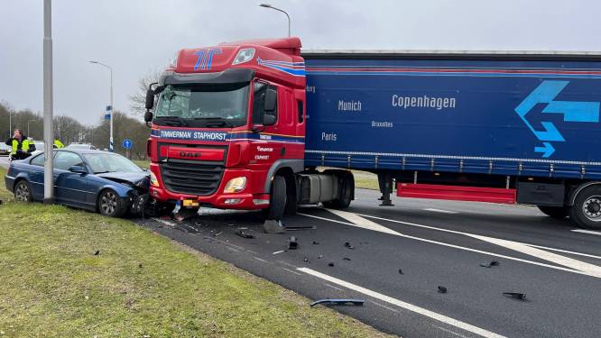Bizar ongeluk in Deventer: vrachtwagen mist afslag en wil midden op de weg omkeren
