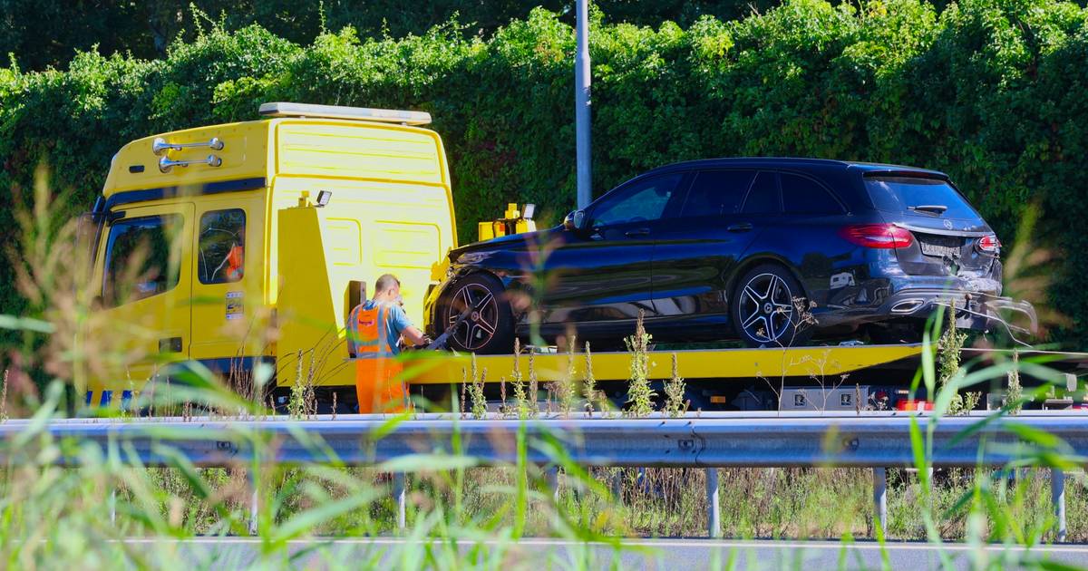 Kop-staartbotsing op A2 zorgt voor file en tijdelijke wegafsluiting.