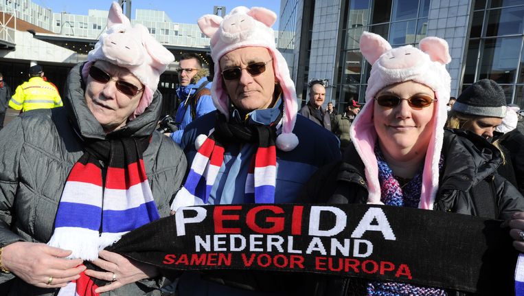 Deelnemers aan een demonstratie van Pegida voor het gemeentehuis in Amsterdam. Beeld anp