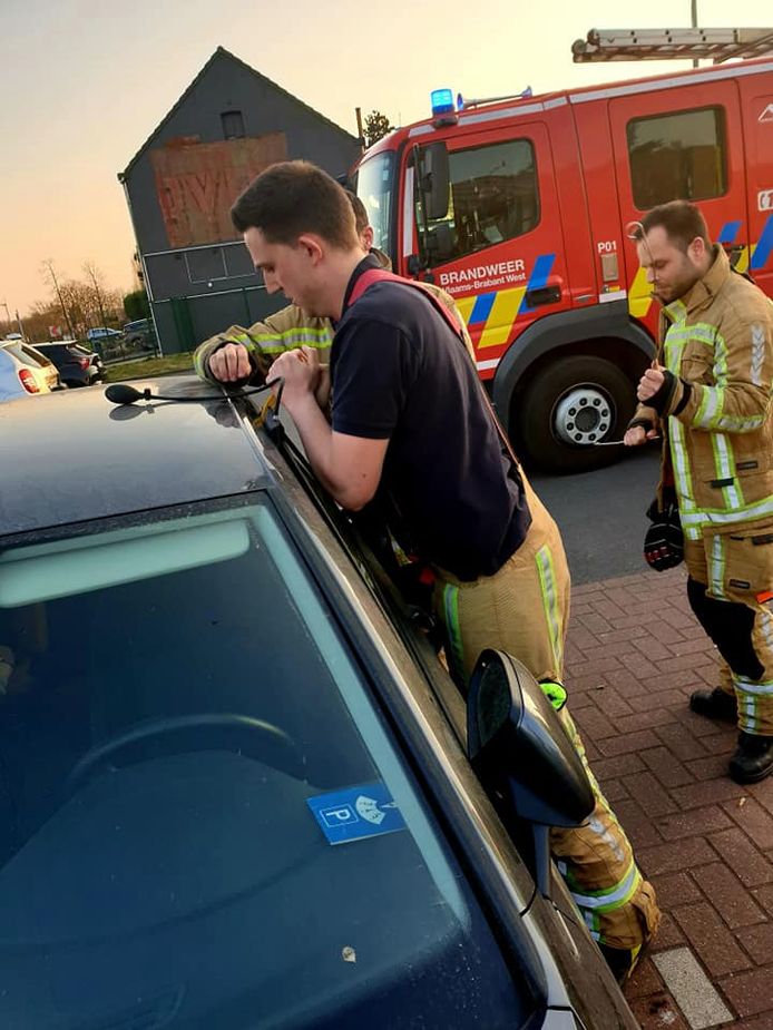 De brandweer heeft donderdag een kindje uit een geparkeerde wagen moeten bevrijden.