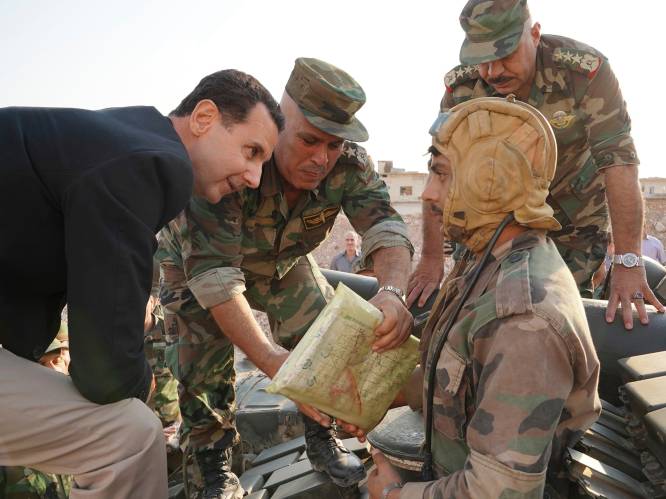 Syrische president Assad bezoekt onverwachts troepen in Idlib en noemt Erdogan “een dief”