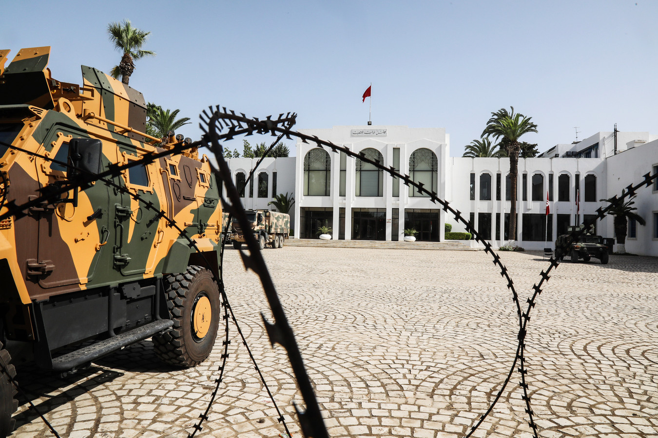 Un véhicule blindé de l'armée devant le parlement tunisien.
