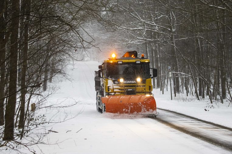 Veel sneeuw gevallen in Nederland, maandag nog code oranje