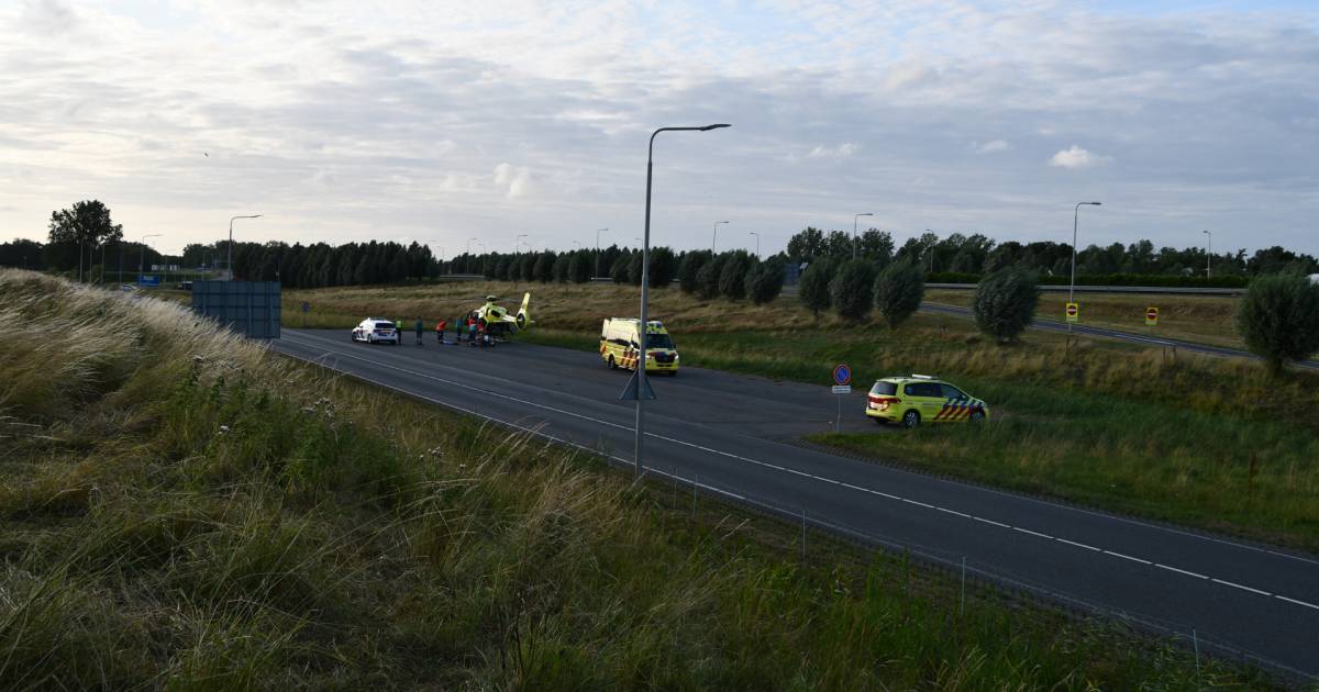 Ernstig gewonde bij ongeval scooter-wielrenner Dishoek.