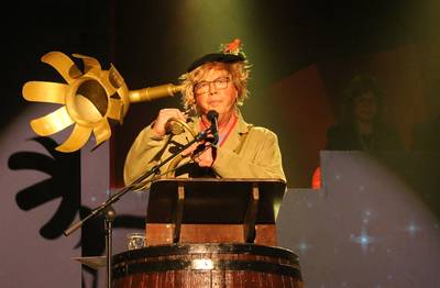 Nieuwe zaal en decor, maar vertrouwd vermaak bij Leendse Tonpraotersaovonden