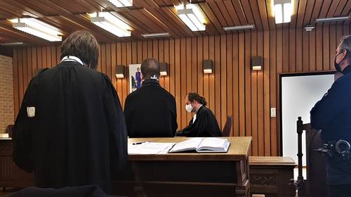 25-jarige uit De Panne perst minderjarige meisjes af en gooit naaktfoto’s online