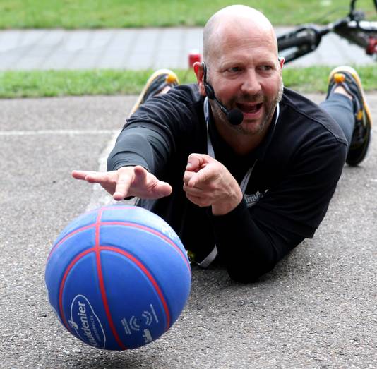 Roel Stuifmeel in actie tijdens een clinic tegen pesten. Foto Benno Elsenaar