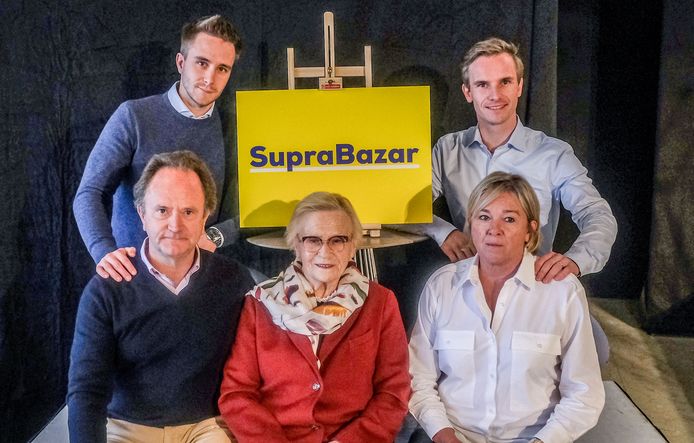 De familiefoto die de Vanhalsts verspreidden ter gelegenheid van de 55ste verjaardag van Supra Bazar: onderaan Geert Vanhalst - zoon van oprichter Marcel - met zijn moeder Margriet en vrouw Mieke. Bovenaan staan zonen Bavo en Lowie, die intussen ook mee in de zaak zitten.