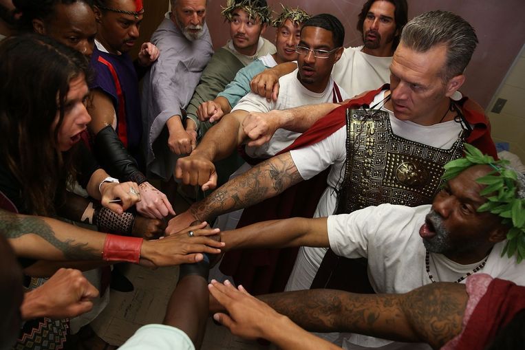 Gevangenen van San Quentin vlak voor de Shakespeare-voorstelling waar ze acht maanden voor hebben gerepeteerd, mei 2015. Beeld afp