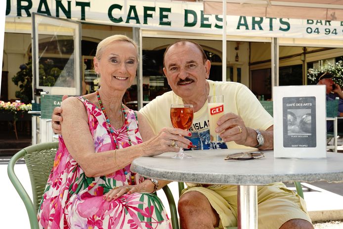 Nicole en Hugo gistermiddag op hun favoriete terras in Saint-Tropez, dat van Café des Arts op de Place des Lices. Zoals de traditie het wil: een kir voor Nicole en een pastis voor Hugo.