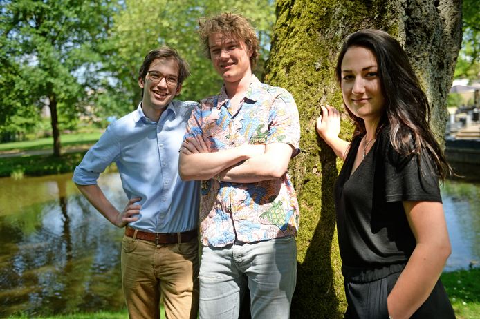 Organisatoren Thijmen de Groot, Luuk Schmidt en Jana Simmelink  in het Prins Bernhardpark waar op 26 mei het BAM! Festival wordt gehouden.