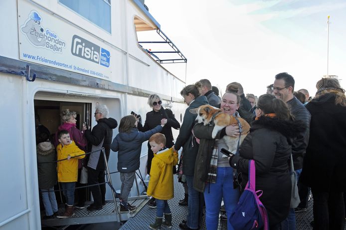 Inschepen op de Frisia voor een zeehondensafari vanuit Zierikzee.