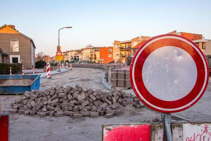 De werkzaamheden aan de Heulweg in Vinkeveen lopen ruim een maand uit nadat de gemeente de straatstenen heeft afgekeurd.
