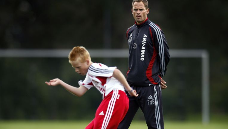 Frank de Boer bekijkt de inspanningen van de D`tjes van Ajax. Beeld Guus Dubbelman