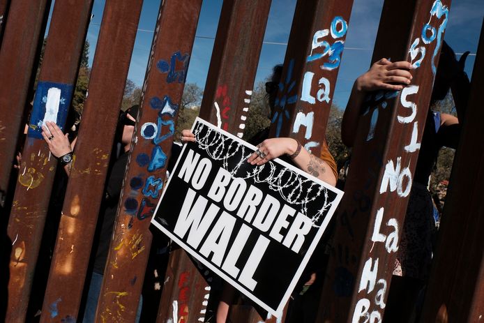 Protest tegen de bouw van Trumps muur tussen Amerika en Mexico.