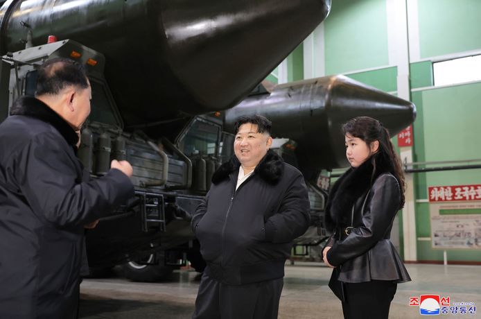 Kim Jong-un en Kim Ju-ae bij een raketfabriek op een foto die op 5 januari 2024 is vrijgegeven door Noord-Koreaanse staatsmedia.