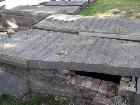 Toekomst oude begraafplaats Rossum onzeker: 'Hier ligt de historie van het dorp'
