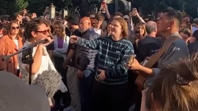 Lewis Capaldi en Niall Horan geven verrassingsoptreden op straat in Dublin
