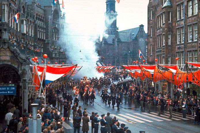 Na de kerkelijke huwelijks- voltrekking van Beatrix en Claus ontplofte onderweg een rookbom