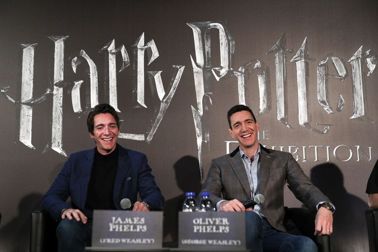 Acteurs James en Oliver Phelps vragen de Harry Potter-fans om op 1 september gewoon thuis te blijven.  Beeld EPA